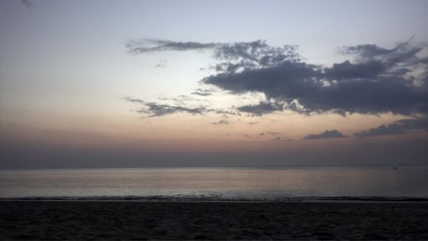 Sylwetka Mężczyzny Biegającego Wzdłuż Plaży Zachodzie Słońca — Wideo stockowe