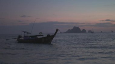 Krabi eyaletindeki plajda tahta uzun kuyruk teknesi. Tayland.