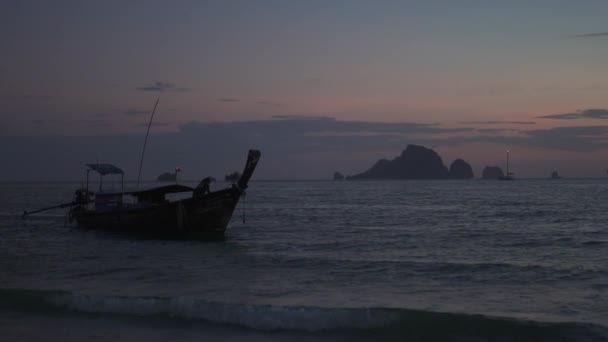 在泰国克拉比海滩上的木制长尾船 — 图库视频影像