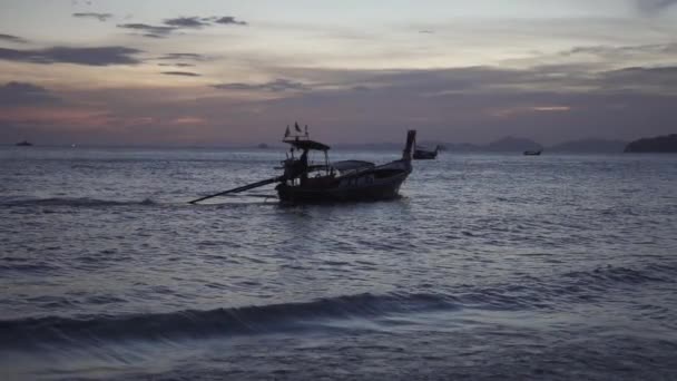 Drewniana Długa Łódź Ogonowa Plaży Prowincji Krabi Tajlandia — Wideo stockowe