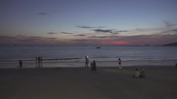 Nang Krabi Thailand Января 2020 Люди Пляже Наслаждаются Закатом Провинции — стоковое видео