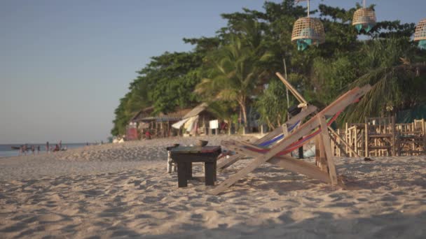 椅子で熱帯のビーチで日の出 — ストック動画