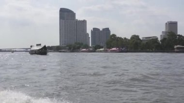 BANGKOK, THAILAND, 19 Aralık 2019: Bangkok, Tayland 'da CHAO PHRAYA nehri üzerinde kamu botuyla seyahat 19 Aralık 2019.