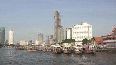 Bangkok, Tayland, 19 Aralık 2019: Bangkok, Tayland 'da Chao Phraya nehri ile seyahat 19 Aralık 2019.
