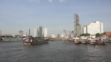 Bangkok, Tayland, 19 Aralık 2019: Bangkok, Tayland 'da Chao Phraya nehri ile seyahat 19 Aralık 2019.