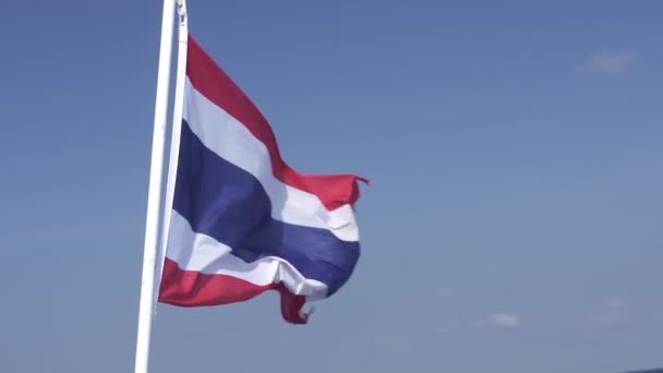 Тайский Национальный Флаг Шесте Машущем Фоне Неба Ветра Государственный Флаг — стоковое видео