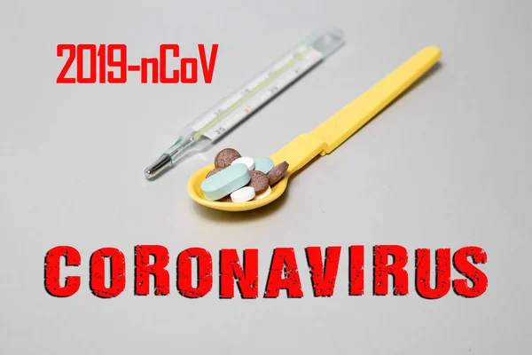 Знак Corona Virus Пучком Таблеток Термометром Заднем Плане — стоковое фото