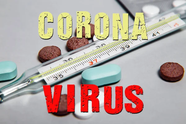 Corona病毒的标志是带有背景温度计的药丸群 — 图库照片