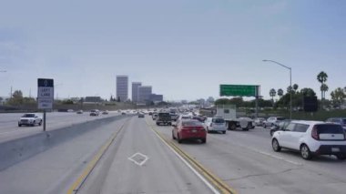 Los Angeles; Ca, 23 Eylül 2019: Los Angeles, Kaliforniya 'daki ünlü 405 otoyolunda trafik sıkışıklığı ve trafik sıkışıklığı.