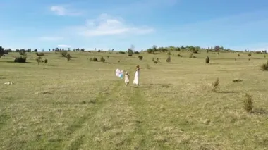 Mutlu genç anne ve kız doğa parkında eğleniyorlar.