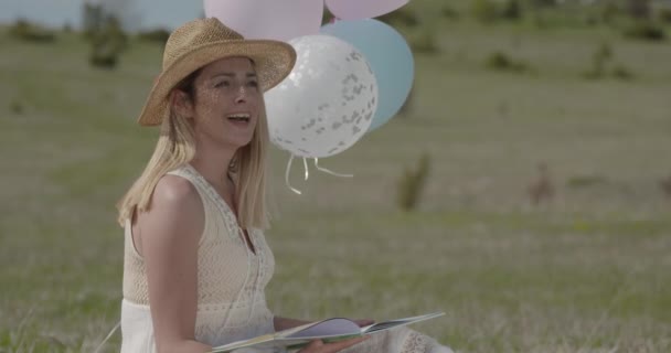 Jovem Bela Mulher Desfrutando Natureza Lendo Livro Log2 — Vídeo de Stock