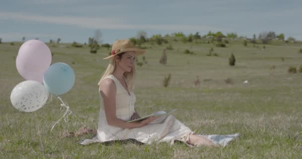 本を読む自然の中で楽しむ若い美しい女性 Log2 — ストック動画