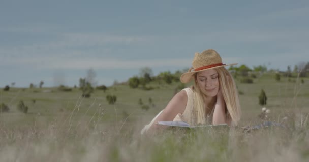 Junge Schöne Frau Genießt Der Natur Ein Buch Lesen Log2 — Stockvideo