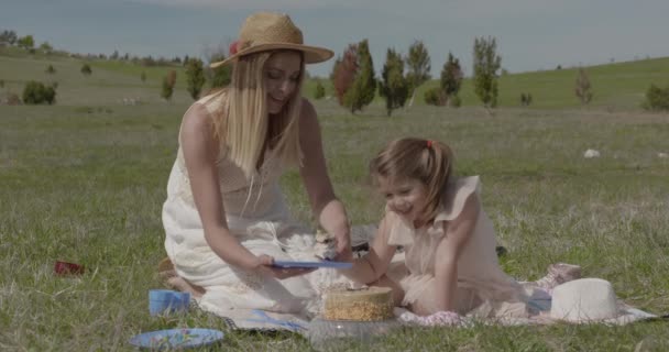 Junge Mutter Und Ihre Kleine Tochter Feiern Geburtstag Naturpark Mit — Stockvideo