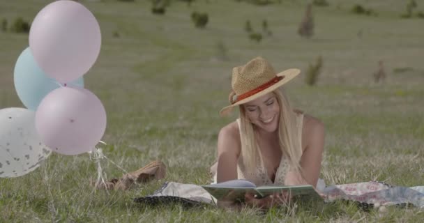 Junge Schöne Frau Genießt Der Natur Ein Buch Lesen Log2 — Stockvideo