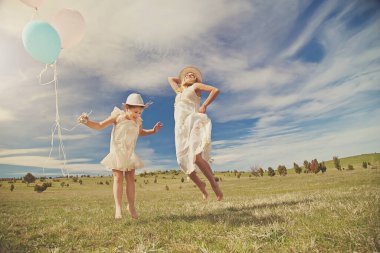 Genç anne ve kızı doğa parkında eğleniyorlar.