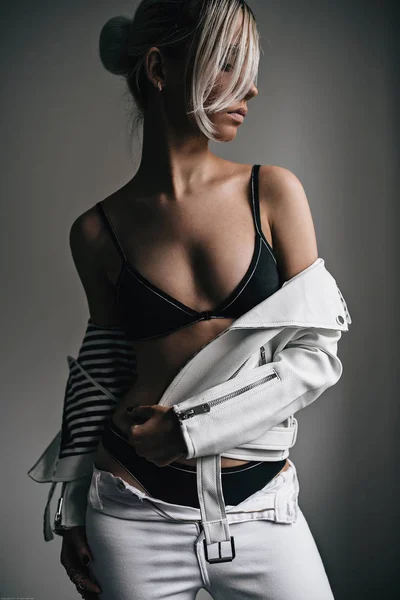 Bela sedutor jovem mulher no sexy preto lingerie — Fotografia de Stock
