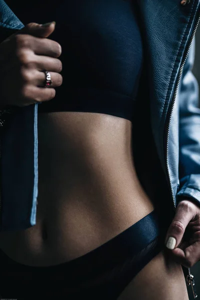 フィット、セクシーなブルーのランジェリー胃 abs のクローズ アップ — ストック写真