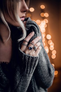 Altın bokeh ışıklar adam elinde olan güzel kadın