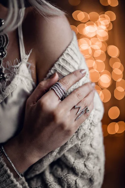 Χέρι με ασημένια δαχτυλίδια σε χρυσό bokeh φώτα φόντο — Φωτογραφία Αρχείου