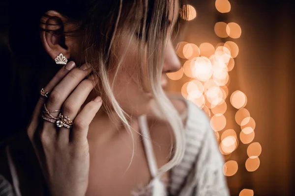 Porträt eines schönen Mädchens auf goldenem Bokeh-Licht Hintergrund — Stockfoto