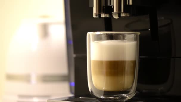 Detailní Záběr Ženy Ruku Čirým Skleněným Šálkem Čerstvé Kávy Latte — Stock video