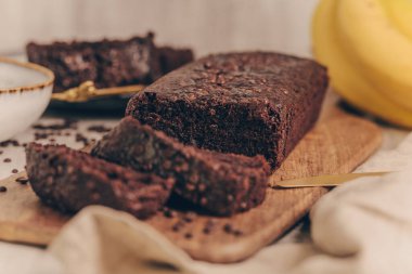 Tahtada muzlu çikolatalı ekmek.