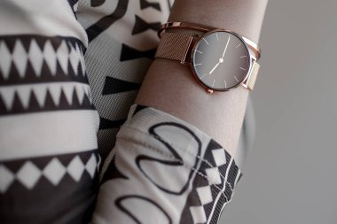 Şık kadın el nöbette