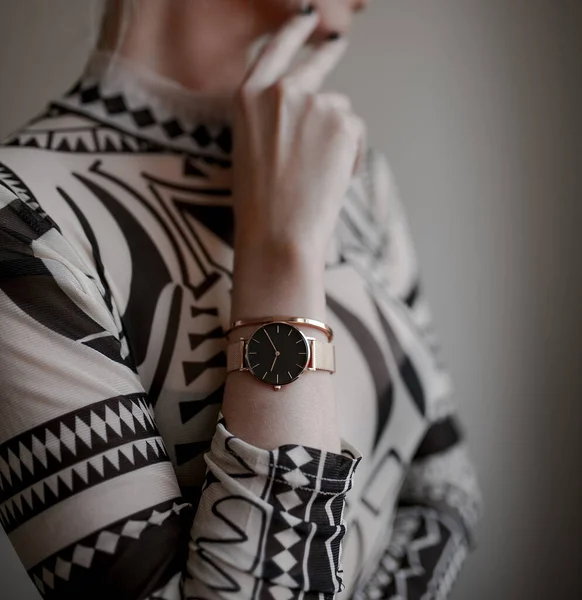 Stylowy Zegarek Rękę Kobiety — Zdjęcie stockowe