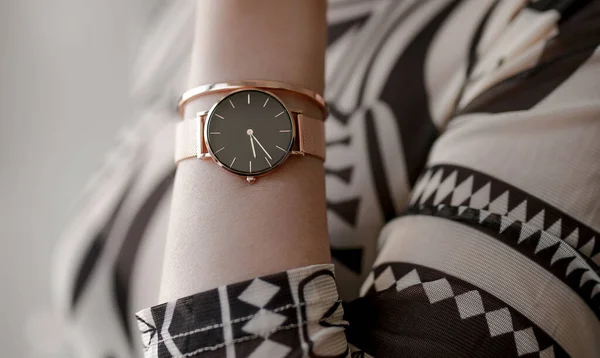 Reloj Elegante Mano Mujer — Foto de Stock