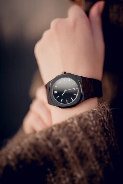 Elegante Reloj Negro Mano Mujer —  Fotos de Stock