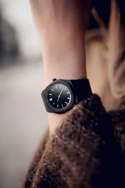 Elegante Relógio Preto Mão Mulher — Fotografia de Stock