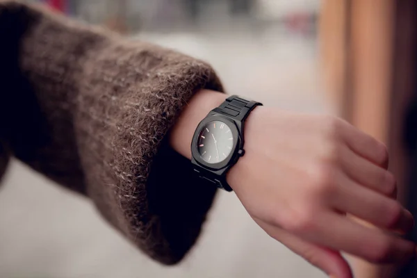 Elegante Schwarze Uhr Auf Frauenhand — Stockfoto