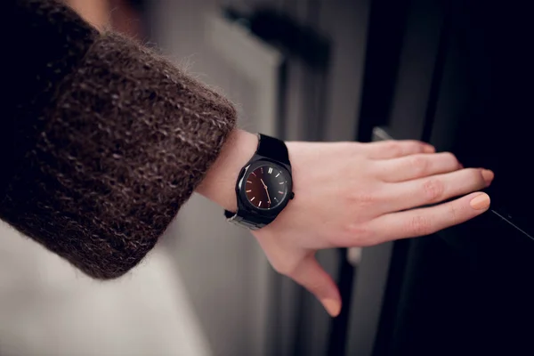妇女手上的时尚黑色手表 — 图库照片