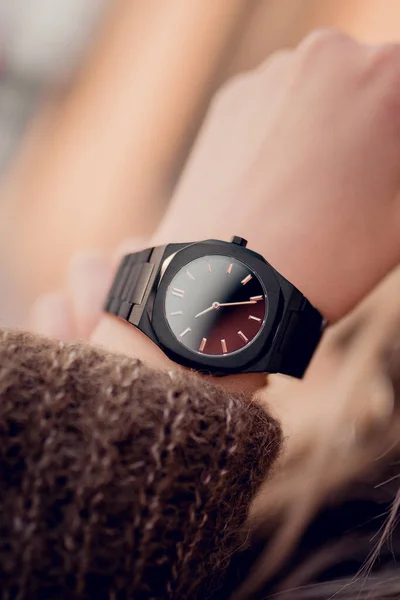 Stylowy Czarny Zegarek Rękę Kobiety — Zdjęcie stockowe