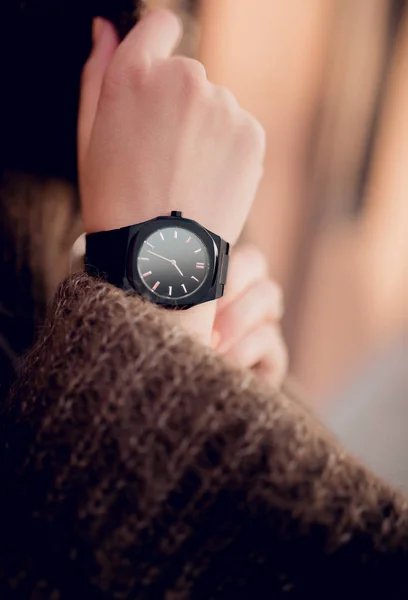 Elegante Schwarze Uhr Auf Frauenhand — Stockfoto