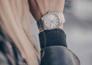 Kadın el üzerinde şık gümüş izle