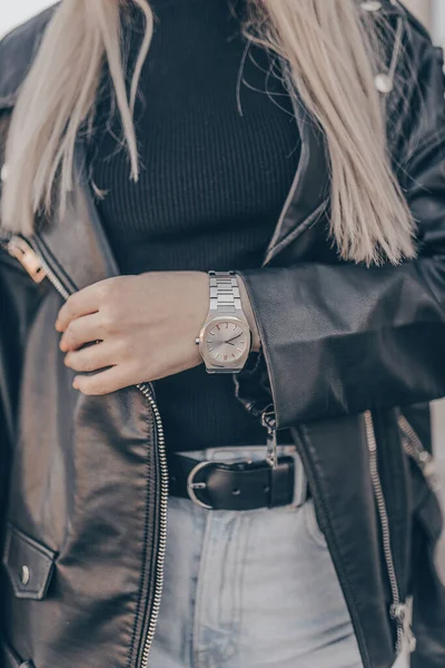 Elegante Orologio Argento Sulla Mano Della Donna — Foto Stock