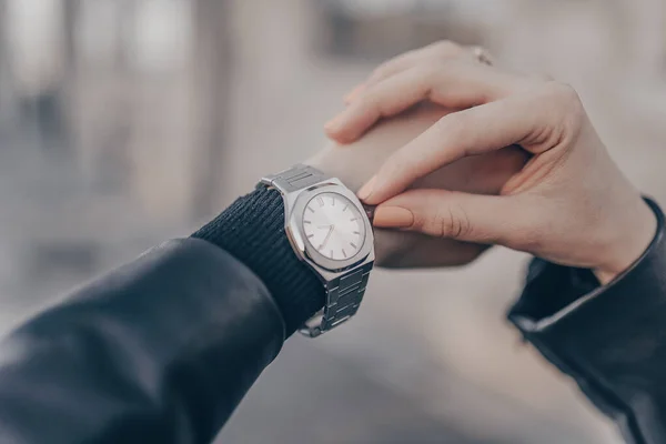 女性の手にスタイリッシュな銀の腕時計 — ストック写真