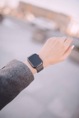 Kadın eli üzerinde şık akıllı saat