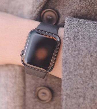 Kadın eli üzerinde şık akıllı saat