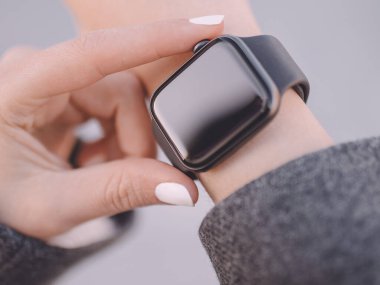 Kadın eli üzerinde şık akıllı saat