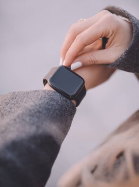 Kadın eli üzerinde şık akıllı saat