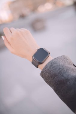 Kadın eli üzerinde şık akıllı saat
