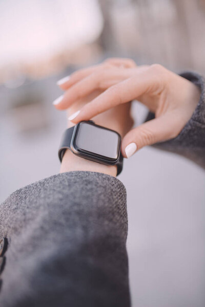 Стильные умные часы на женской руке
