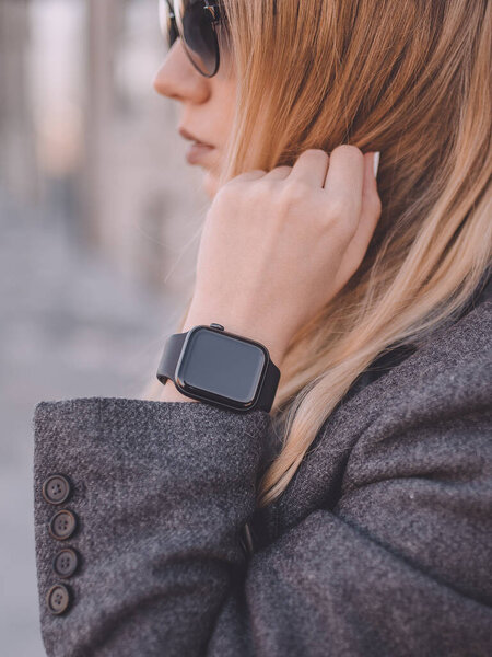 Стильные умные часы на женской руке
