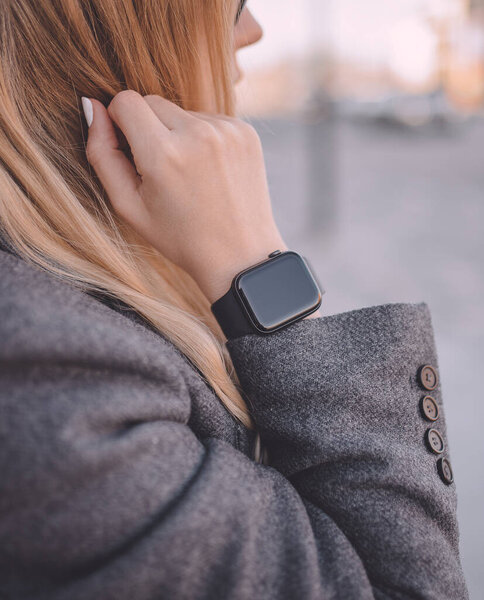 Стильные умные часы на женской руке
