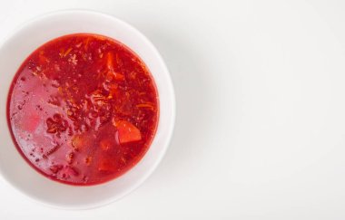 Beyaz arka planda soğuk pancar çorbası