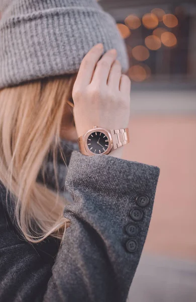 Stilvolle Uhr Auf Frauenhand — Stockfoto