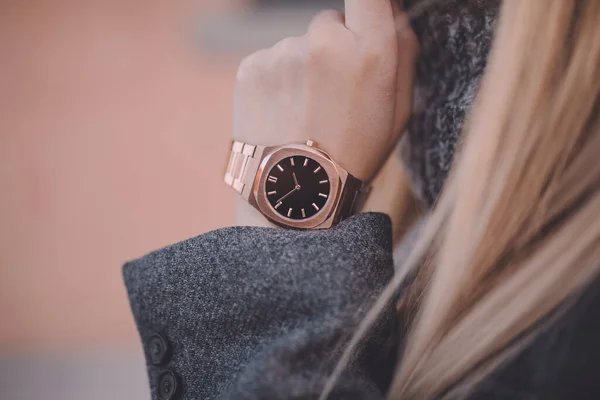 Stilvolle Uhr Auf Frauenhand — Stockfoto